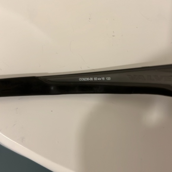 Oakley Mens Sunglasses - like new - Picture 5 of 5
